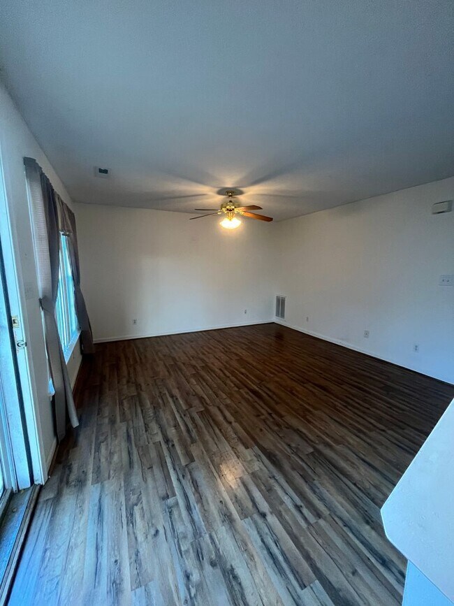 Building Photo - Gorgeous townhouse located near cornerston...