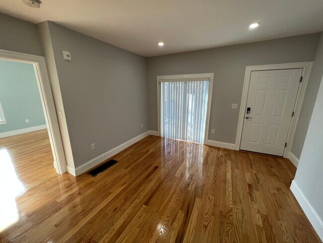 Building Photo - 372 Oxford St