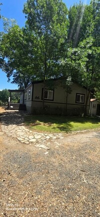 Building Photo - Large 3 bedroom home in the country