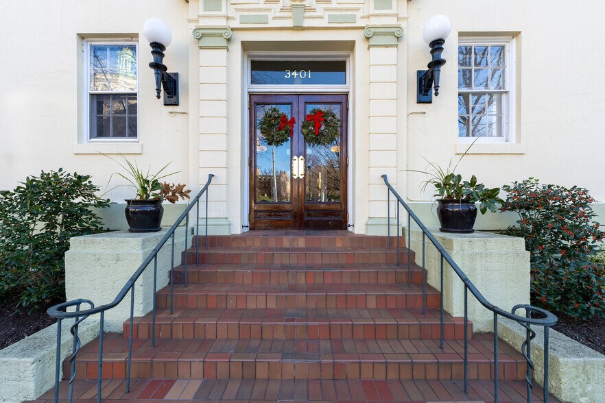 Building Photo - 3401 Greenway