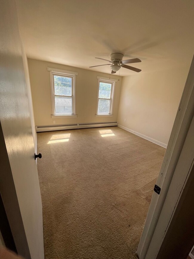 Building Photo - 2 bedroom 1 bathroom