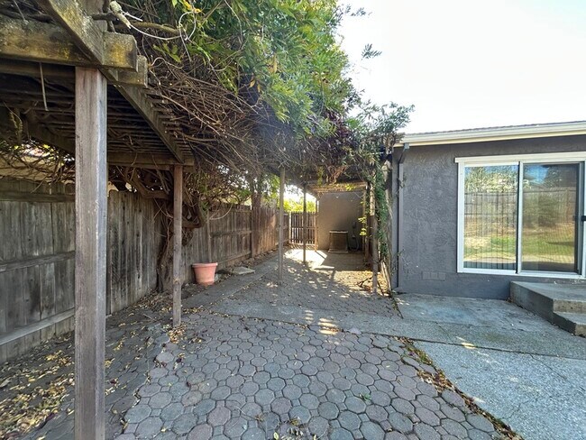 Building Photo - 2213 N Cirby Way