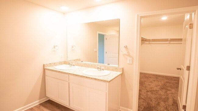 Building Photo - 5388 Greenridge Ln