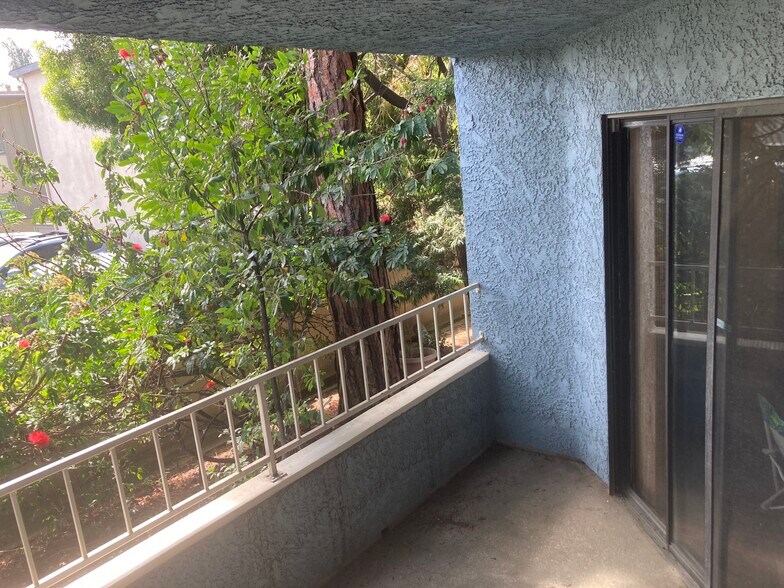 Building Photo - 550 Orange Ave