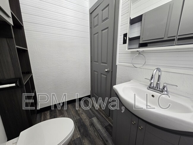 Building Photo - 709 Kern St