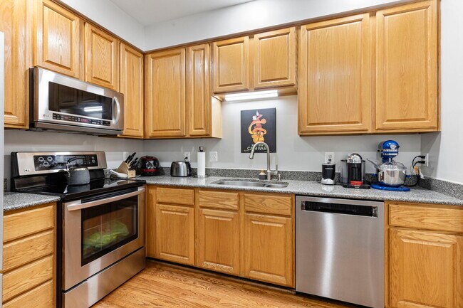 Building Photo - 2025 N Buchanan Ct