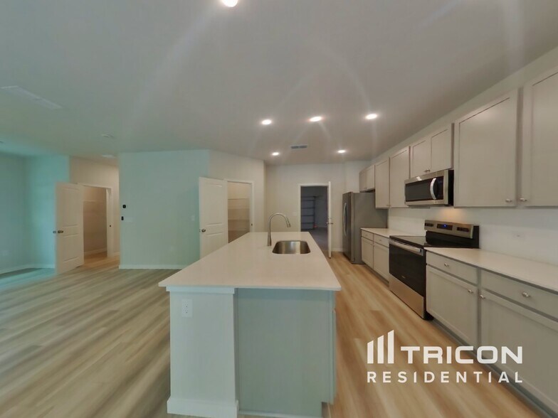 Building Photo - 14918 Macadamia Ln