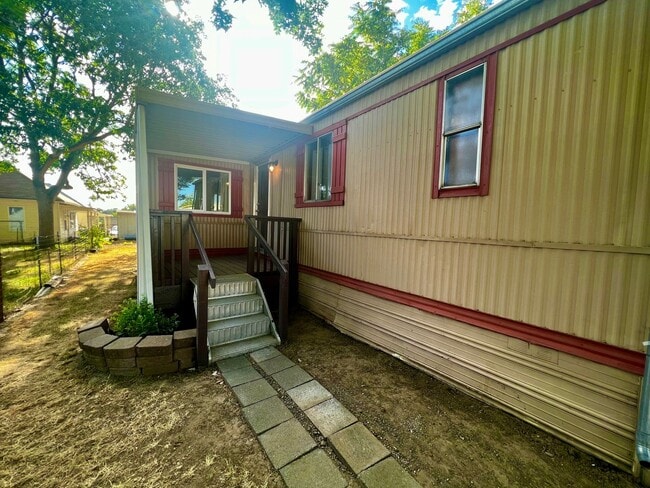 Building Photo - Newly Remodeled 3-Bedroom on Fully-Fenced Lot