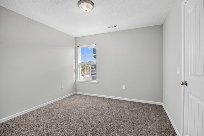 Building Photo - 5 Bedroom, 2.5 Bathroom - White Oak Subdivision - Richmond Hill