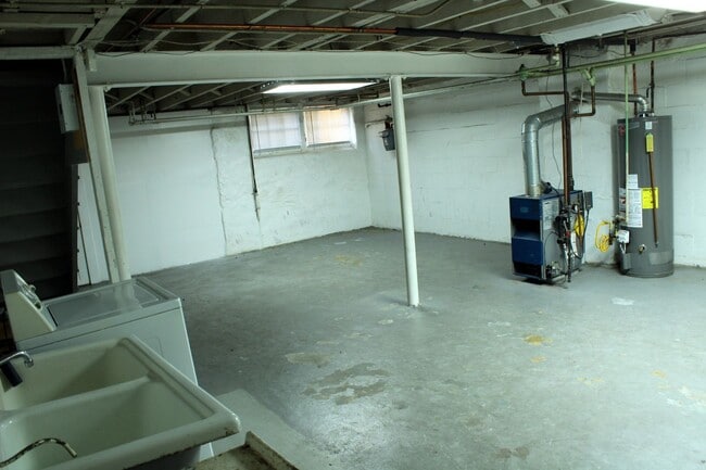 Building Photo - 3515 Parklawn Ave