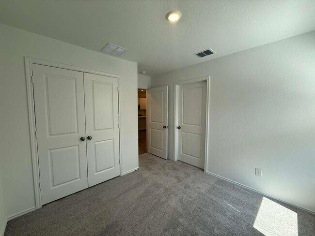 Building Photo - 623 Sormonne Lp