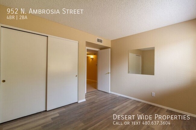 Building Photo - Beautiful 4 Bedroom, 2 Bath on the Golf Co...