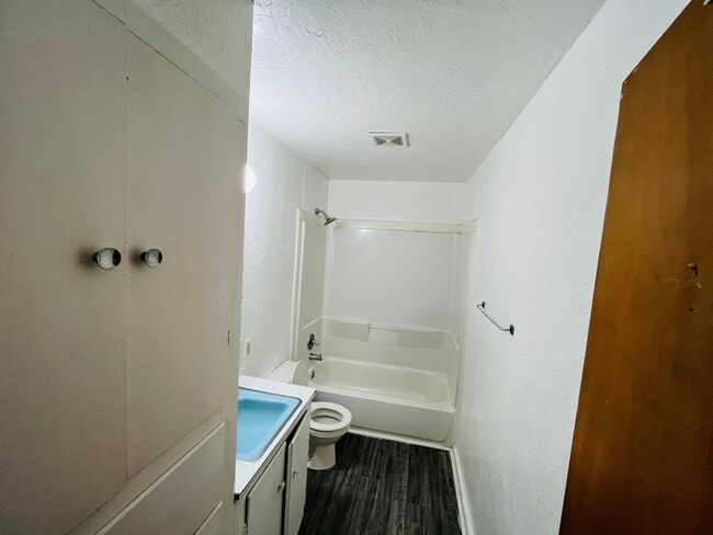 Building Photo - 3 bed 1 bath