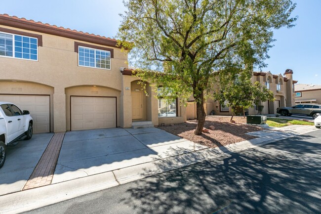 Building Photo - Stylish 2-Bedroom Townhome in Henderson!