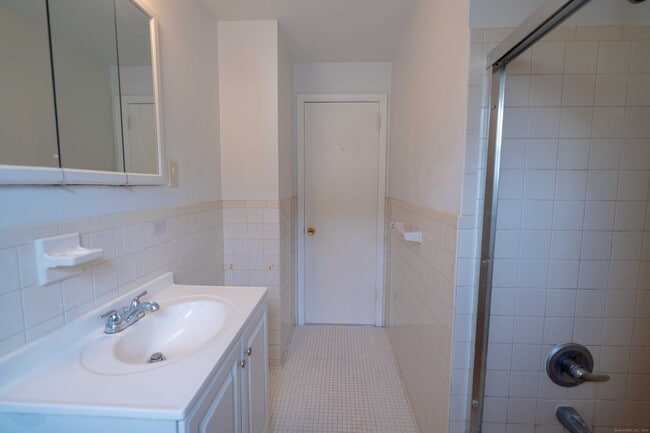 Building Photo - 326 Grovers Ave