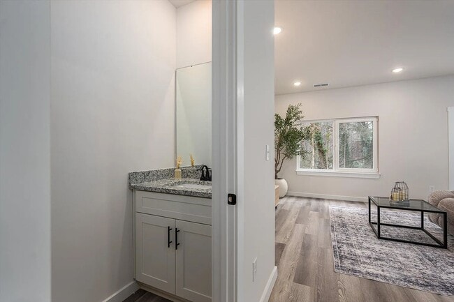 Building Photo - 2025 Built Townhome - Move-In Ready!