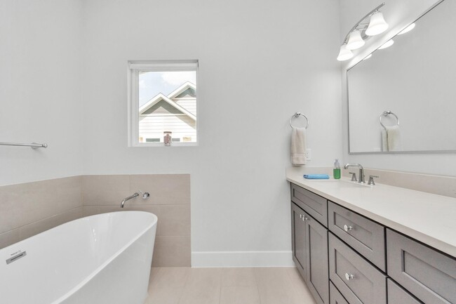 Building Photo - 3360 Pinemont Dr