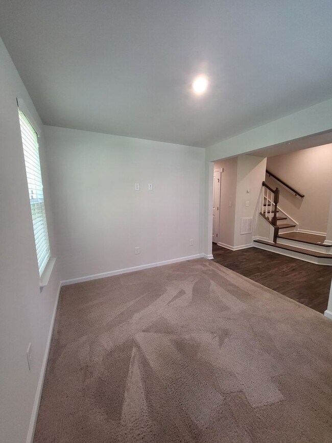 Building Photo - 3BR/2.5BA End Unit Townhome
