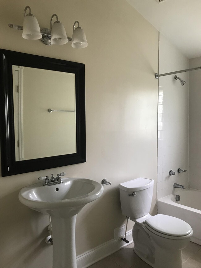 Building Photo - 1529 Thomas Ave