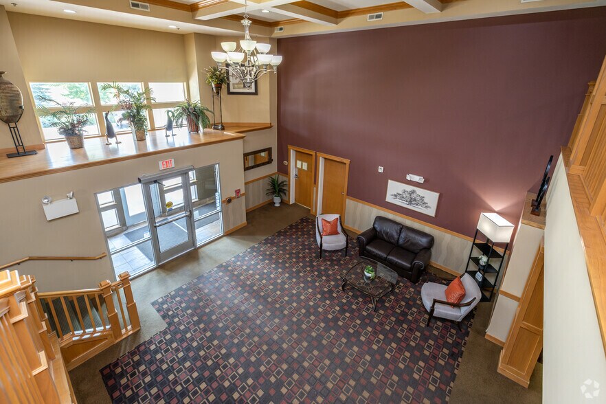 Lobby Photo - Lakeville Woods