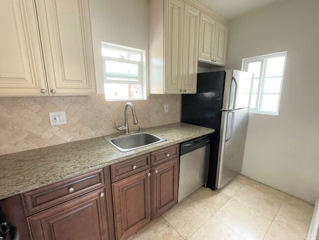 Building Photo - Charming Second Floor Apartment Home