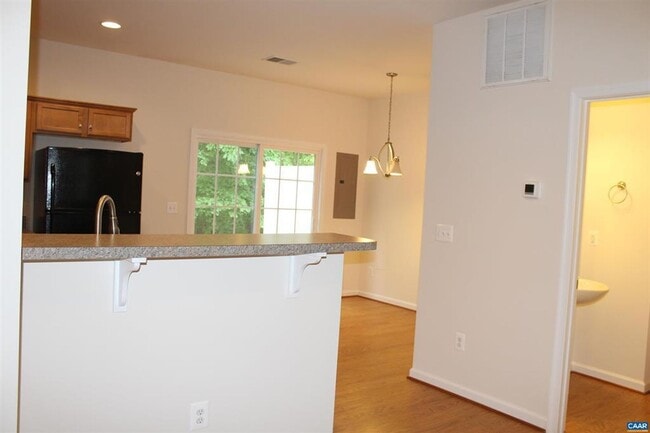 Building Photo - Two story townhouse w/ 3 bedrooms,2.5 baths