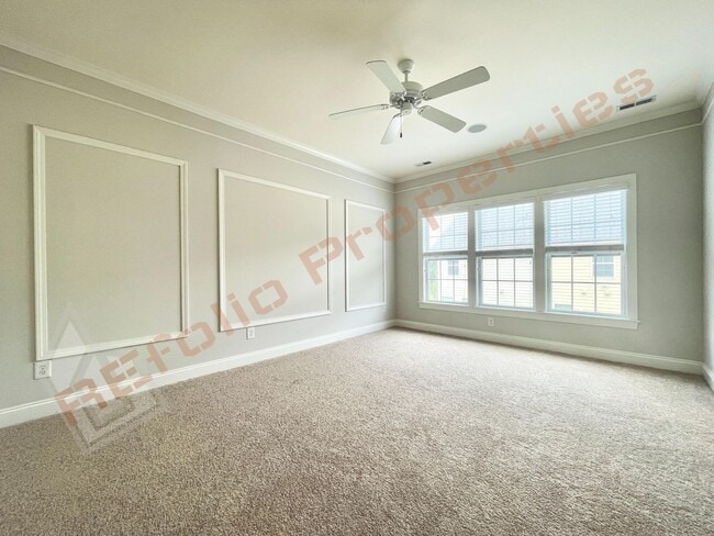 Building Photo - Great layout!Fresh Paint & New Carpet! Spa...