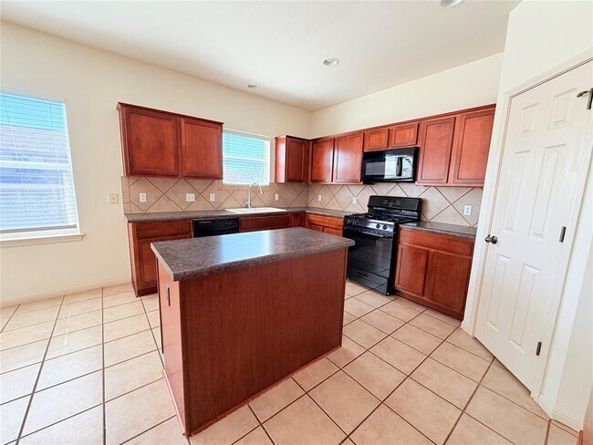 Building Photo - 1913 Short Summer Dr