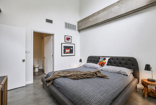 Building Photo - Modern Condo in The Cedars, Dallas with Private Patio | Available for Lease!