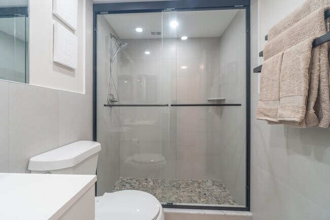 Building Photo - 3200 N Palm Aire Dr