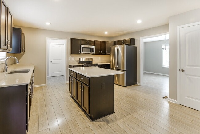 Building Photo - 11 Meadow Way SW