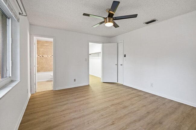 Building Photo - Comfortable Oakland Park Living - 3BR with Outdoor Space
