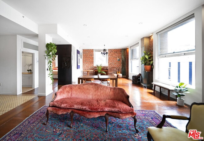 Primary Photo - 257 S Spring St