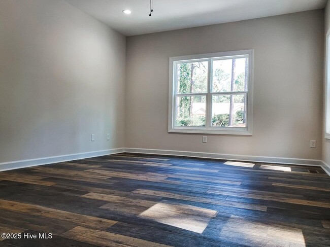 Building Photo - 9 Clarendon Ln