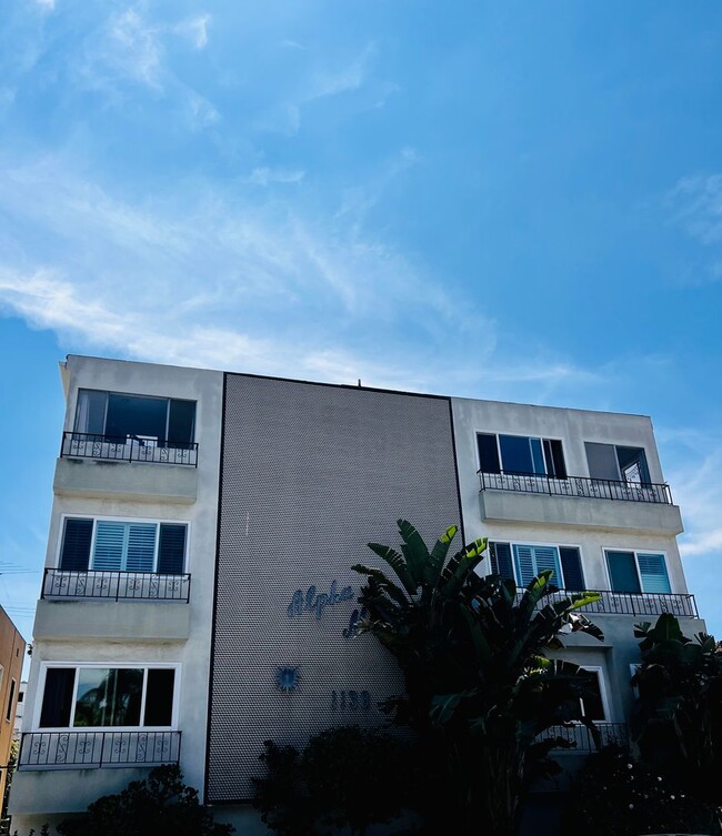 Building Photo - Catch this Property before it goes - Light...