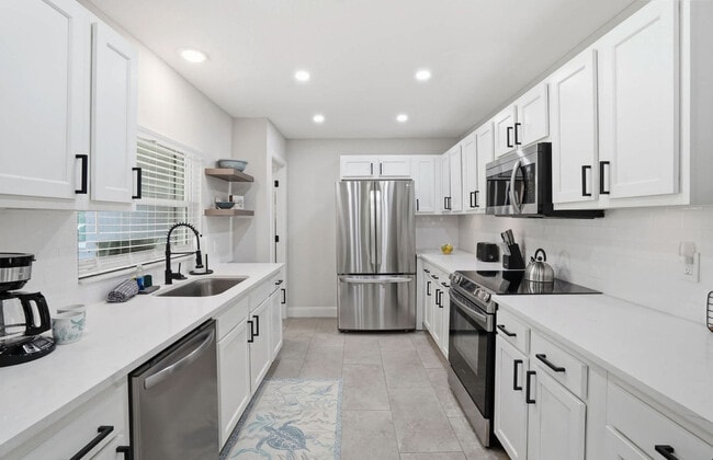 Building Photo - 3301 Woodmont Dr
