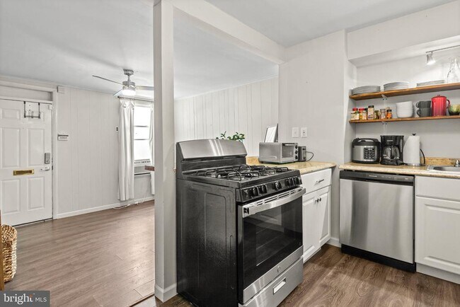 Building Photo - 308 S Castle St