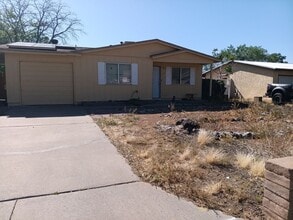 Building Photo - 3 Bedroom, 1.5 Bathroom Home! Schedule a Showing Today!