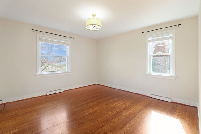 Building Photo - Dreamy 4 Bed, 2 Bath Cape Cod in Sauer's Garden Available Now!