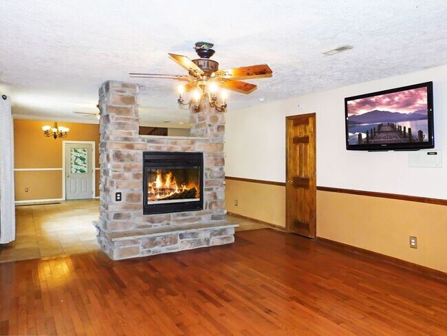 Building Photo - 217 Pawnee Ln