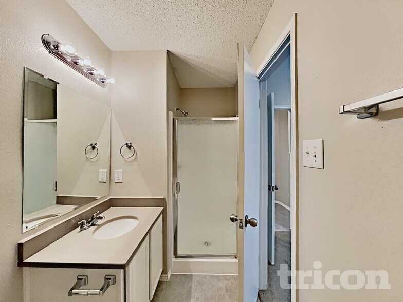 Building Photo - 807 Castlewick Ct