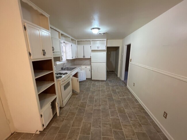 Building Photo - 208 Oak St