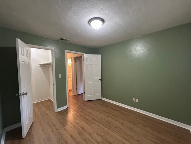 Building Photo - Updated GreenLeaf 2/1