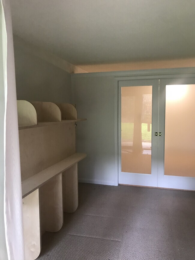 Second Bedroom - Murphy Bed - 250 Little St