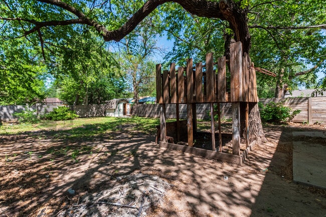 Building Photo - 1923 N Burns Ave