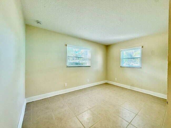Building Photo - 204 Sandy Ln