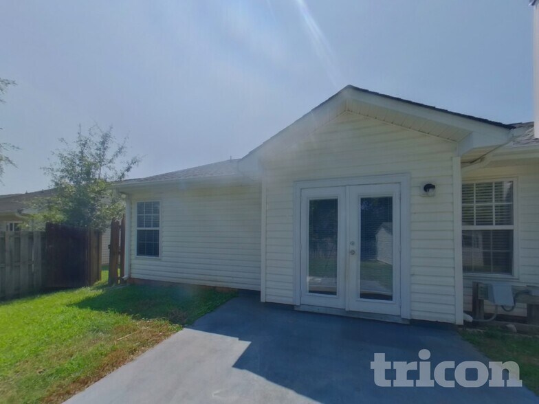 Building Photo - 633 Thornbird Cir