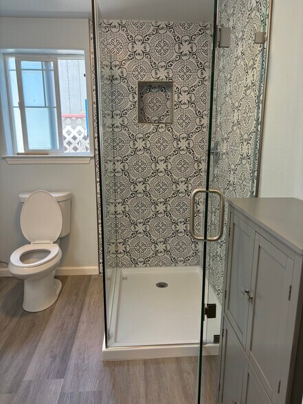 Ceramic tiled shower - 4460 Stanford Ave