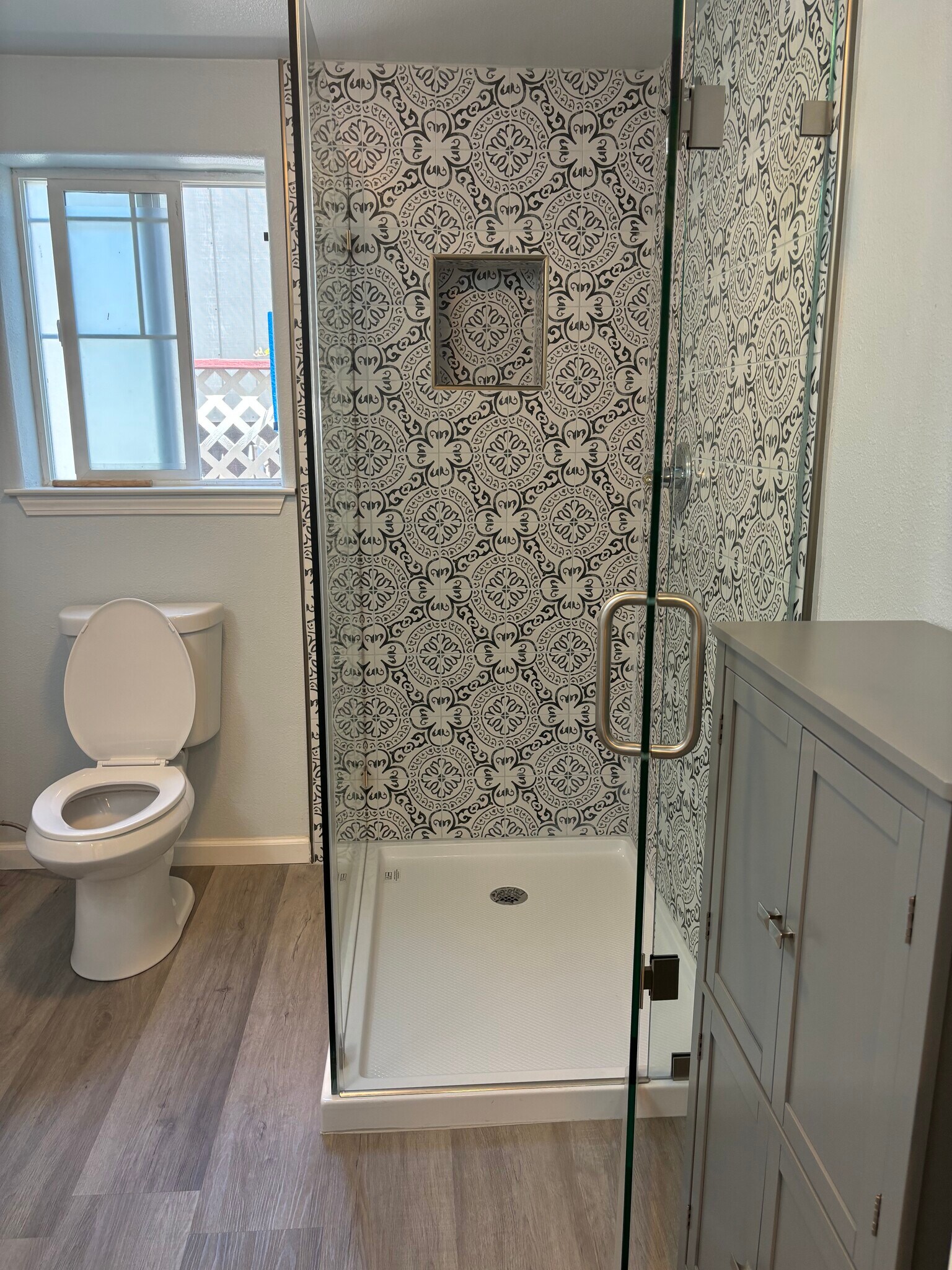 Ceramic tiled shower - 4460 Stanford Ave