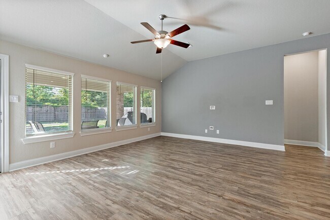 Building Photo - 18716 Laurel Hills Dr